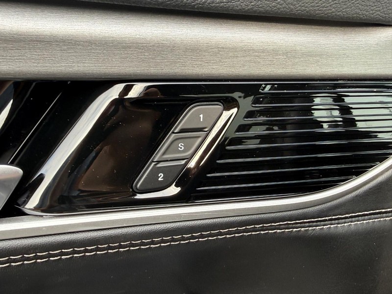 Jeep Grand Wagoneer Vehicle Full-screen Gallery Image 14