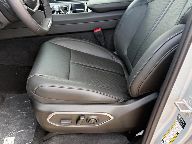 Jeep Grand Wagoneer Vehicle Full-screen Gallery Image 15