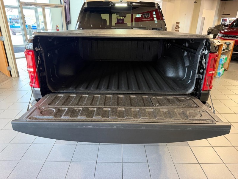 Ram 1500 Vehicle Full-screen Gallery Image 6