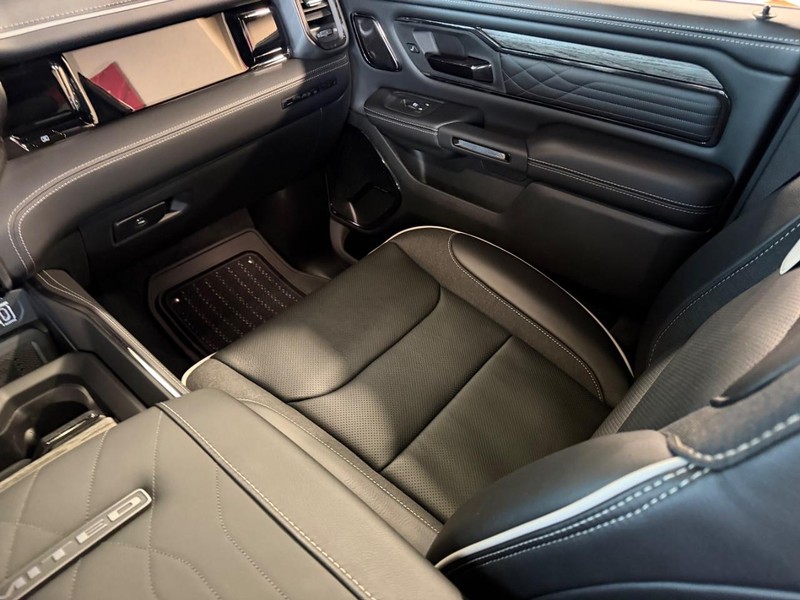 Ram 1500 Vehicle Full-screen Gallery Image 18