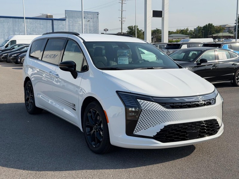 Chrysler Pacifica Vehicle Full-screen Gallery Image 3