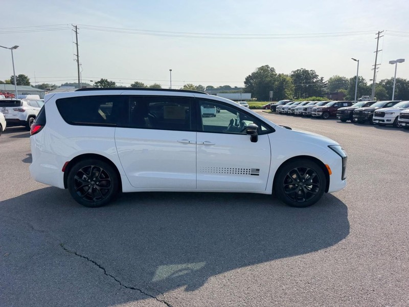 Chrysler Pacifica Vehicle Full-screen Gallery Image 4