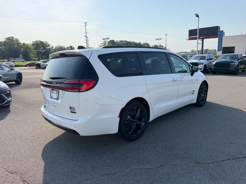 Chrysler Pacifica Vehicle Full-screen Gallery Image 5