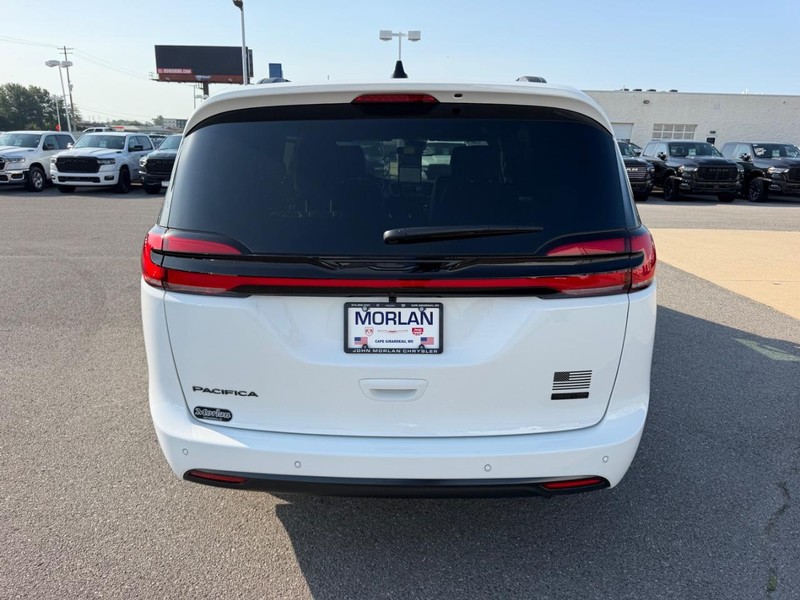 Chrysler Pacifica Vehicle Full-screen Gallery Image 6