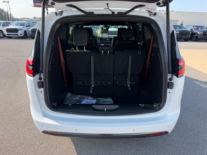 Chrysler Pacifica Vehicle Full-screen Gallery Image 7