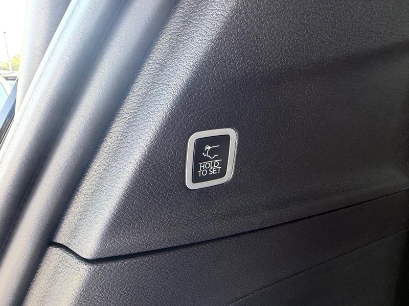 Chrysler Pacifica Vehicle Full-screen Gallery Image 8