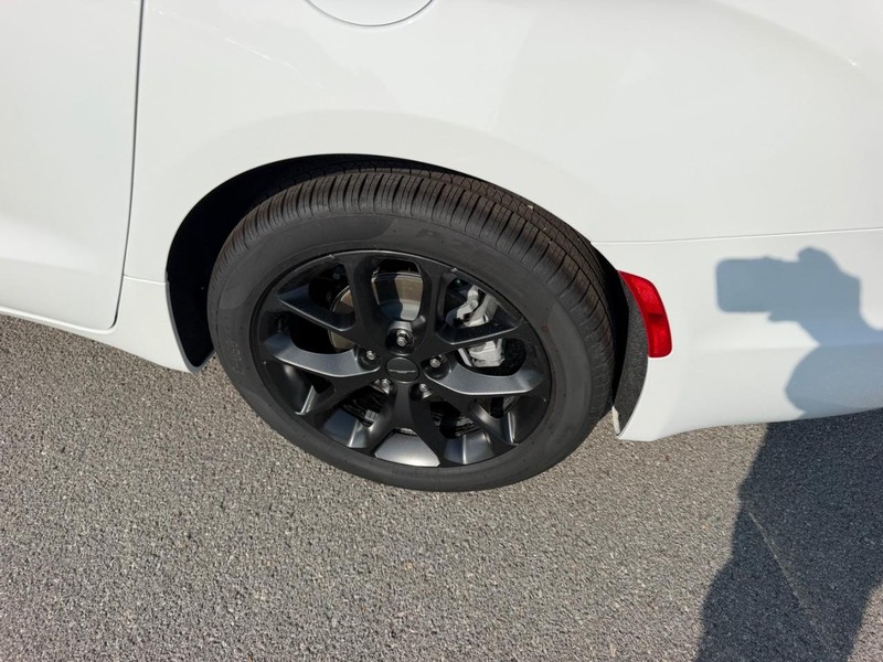 Chrysler Pacifica Vehicle Full-screen Gallery Image 9