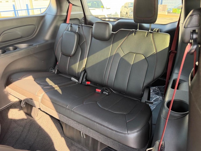 Chrysler Pacifica Vehicle Full-screen Gallery Image 10