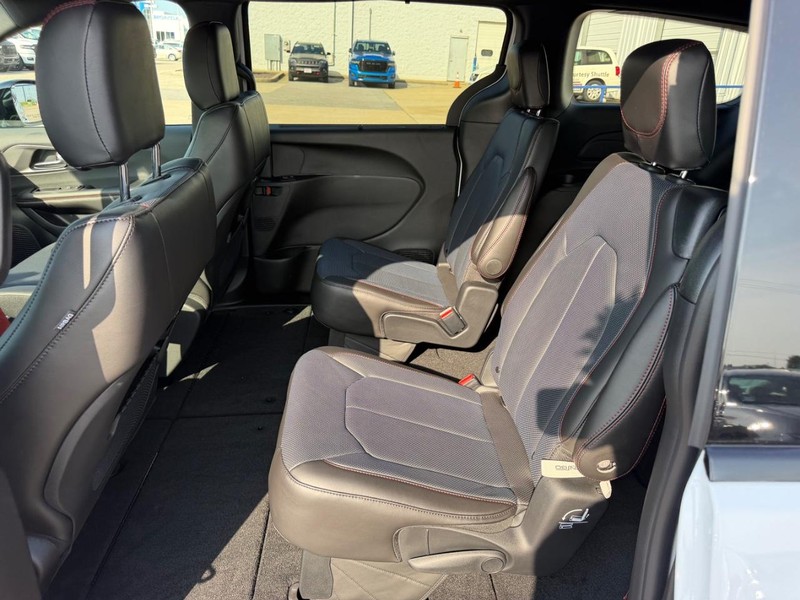 Chrysler Pacifica Vehicle Full-screen Gallery Image 11