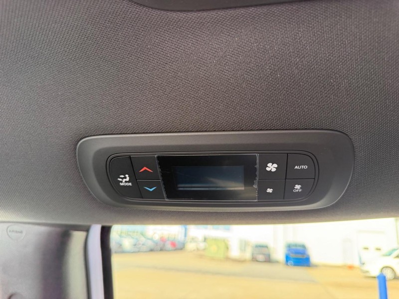 Chrysler Pacifica Vehicle Full-screen Gallery Image 12