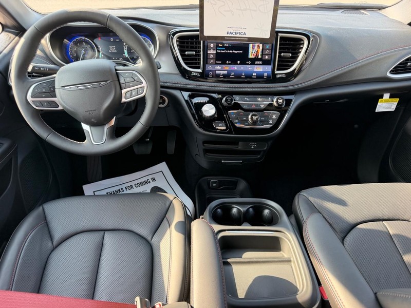 Chrysler Pacifica Vehicle Full-screen Gallery Image 13