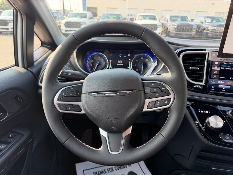 Chrysler Pacifica Vehicle Full-screen Gallery Image 14