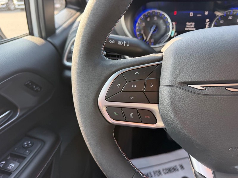 Chrysler Pacifica Vehicle Full-screen Gallery Image 15