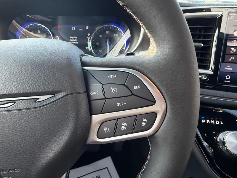 Chrysler Pacifica Vehicle Full-screen Gallery Image 16