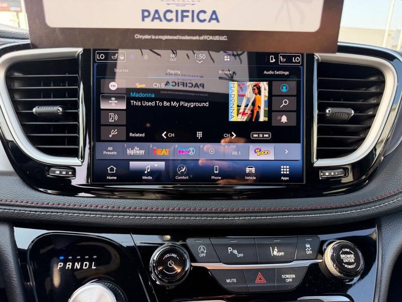 Chrysler Pacifica Vehicle Full-screen Gallery Image 17