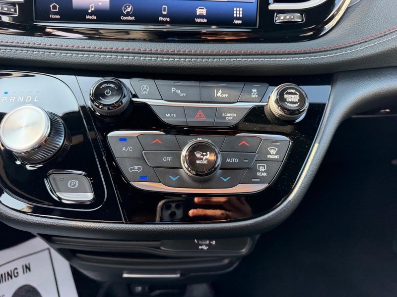 Chrysler Pacifica Vehicle Full-screen Gallery Image 18