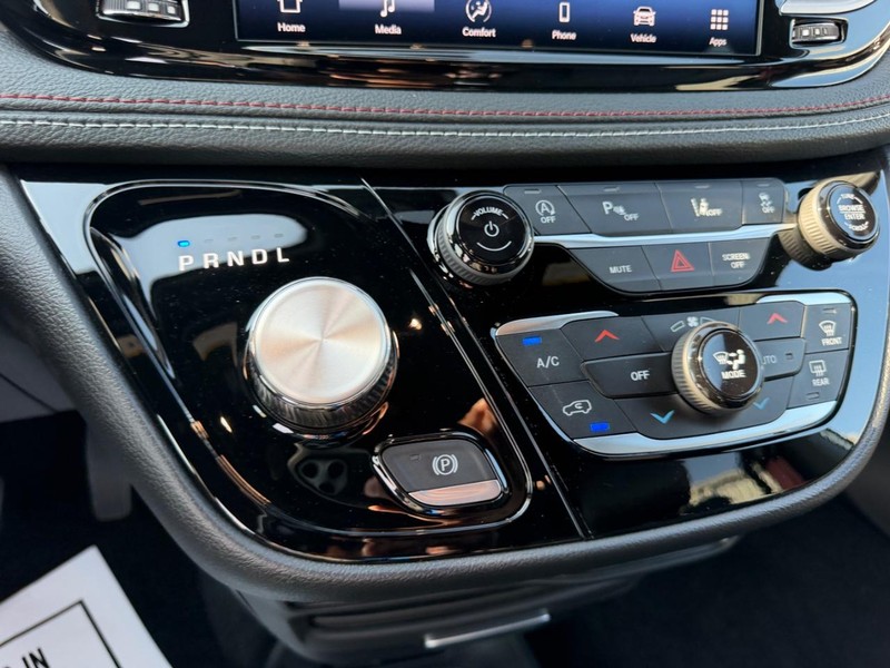 Chrysler Pacifica Vehicle Full-screen Gallery Image 19