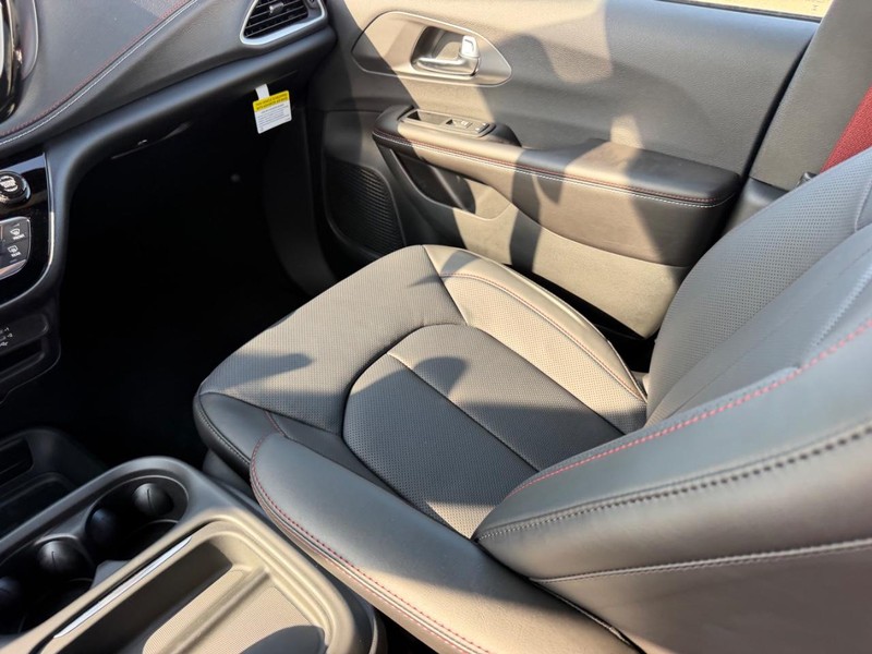 Chrysler Pacifica Vehicle Full-screen Gallery Image 20