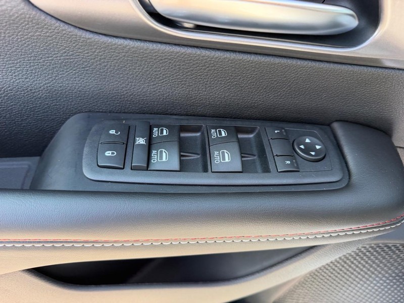 Chrysler Pacifica Vehicle Full-screen Gallery Image 21