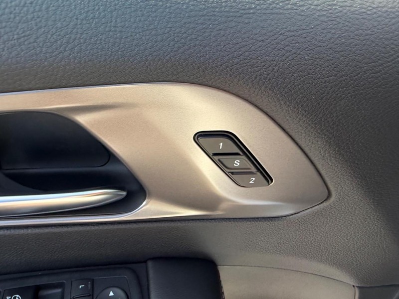 Chrysler Pacifica Vehicle Full-screen Gallery Image 22