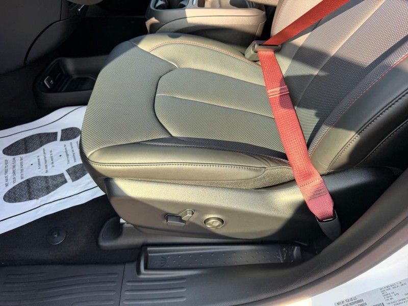 Chrysler Pacifica Vehicle Full-screen Gallery Image 23