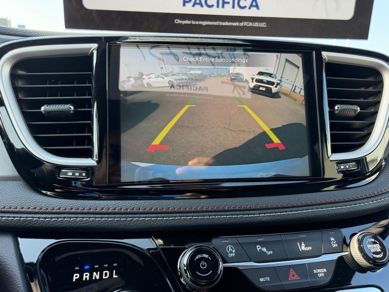Chrysler Pacifica Vehicle Full-screen Gallery Image 25