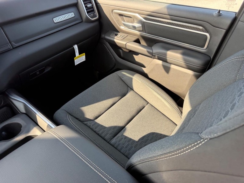 Ram 1500 Vehicle Full-screen Gallery Image 17