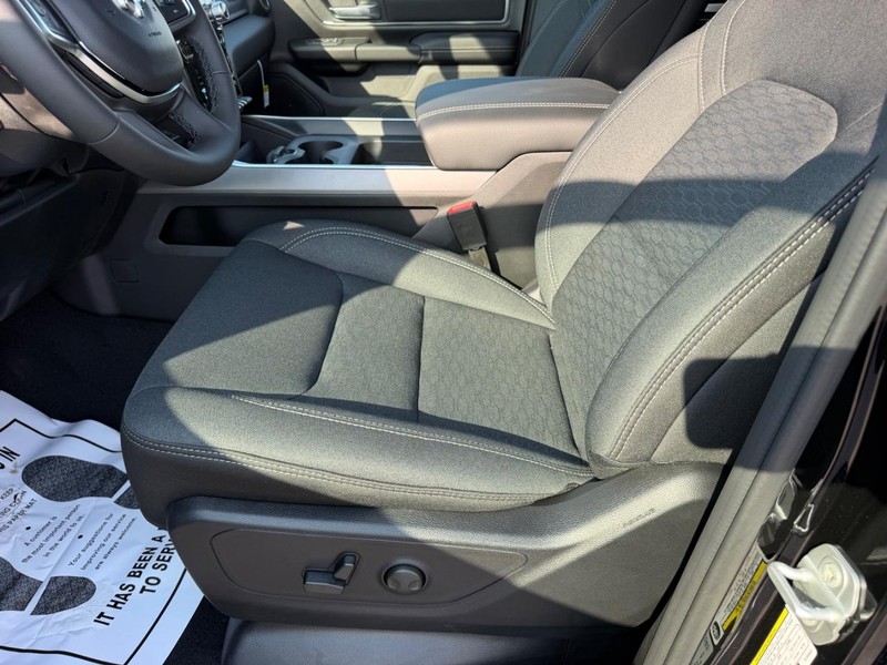 Ram 1500 Vehicle Full-screen Gallery Image 19