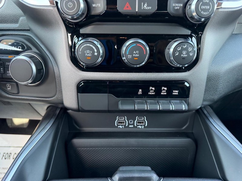 Ram 1500 Vehicle Full-screen Gallery Image 16
