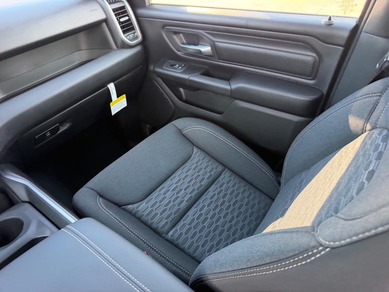 Ram 1500 Vehicle Full-screen Gallery Image 17