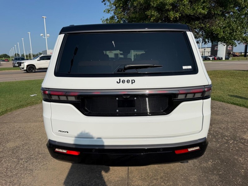 Jeep Grand Wagoneer Vehicle Full-screen Gallery Image 6