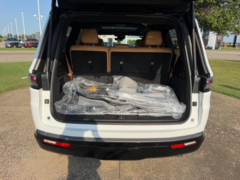 Jeep Grand Wagoneer Vehicle Full-screen Gallery Image 7