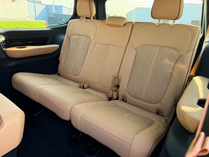 Jeep Grand Wagoneer Vehicle Full-screen Gallery Image 10
