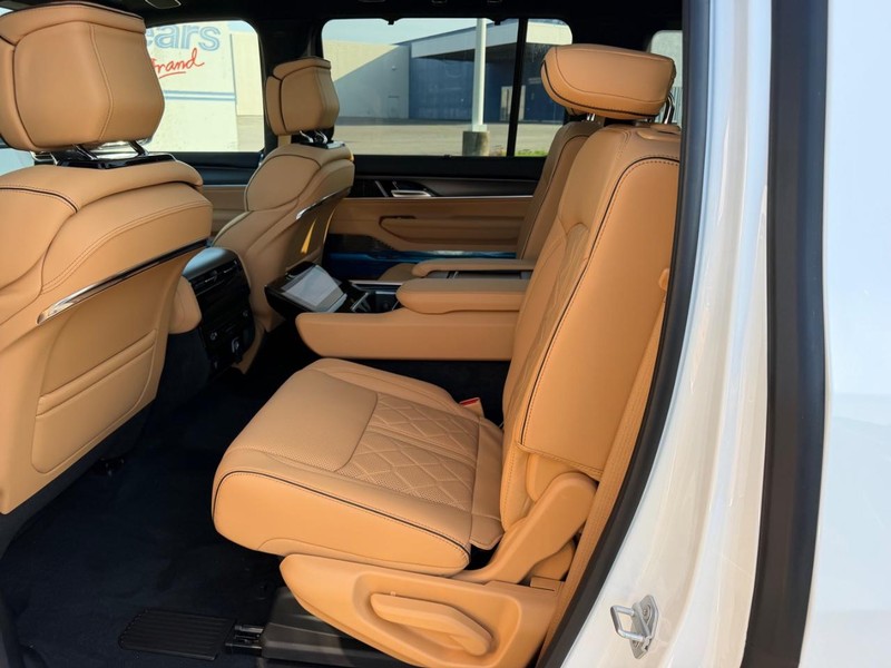 Jeep Grand Wagoneer Vehicle Full-screen Gallery Image 11