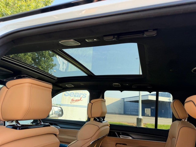 Jeep Grand Wagoneer Vehicle Full-screen Gallery Image 12
