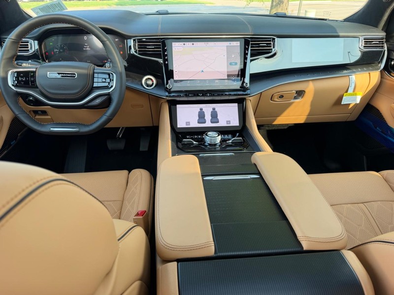 Jeep Grand Wagoneer Vehicle Full-screen Gallery Image 14