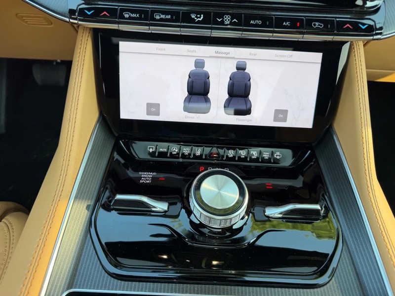 Jeep Grand Wagoneer Vehicle Full-screen Gallery Image 20