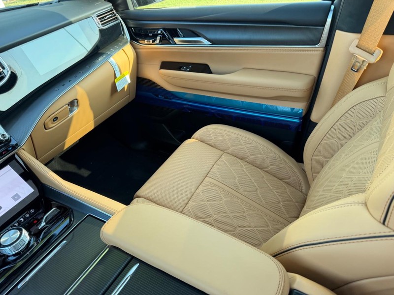 Jeep Grand Wagoneer Vehicle Full-screen Gallery Image 21