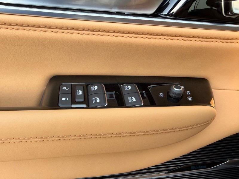 Jeep Grand Wagoneer Vehicle Full-screen Gallery Image 22