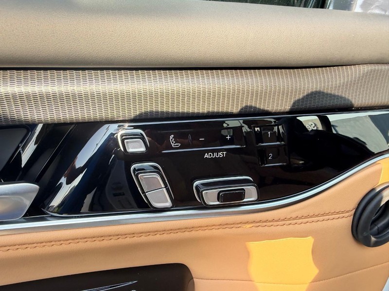 Jeep Grand Wagoneer Vehicle Full-screen Gallery Image 23