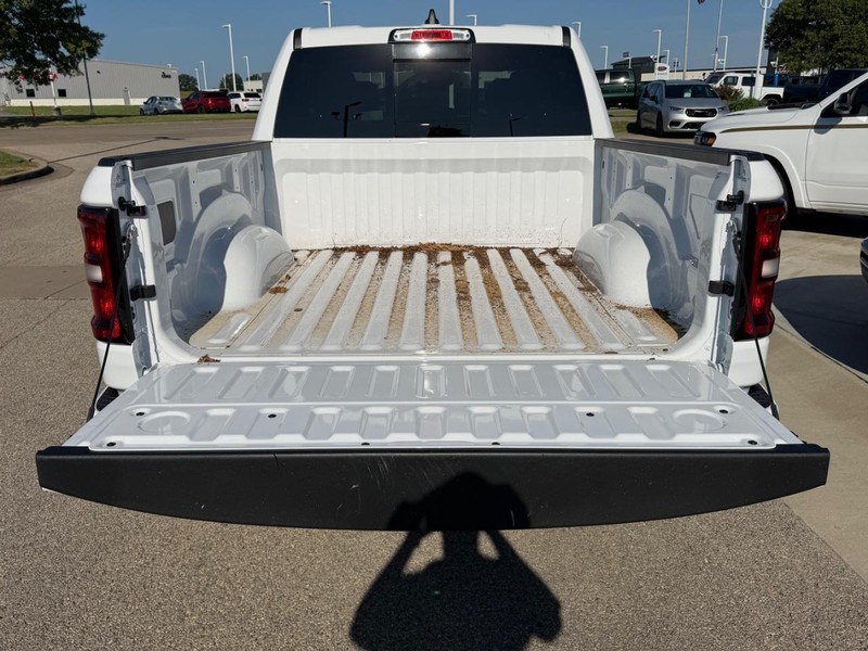 Ram 1500 Vehicle Full-screen Gallery Image 6