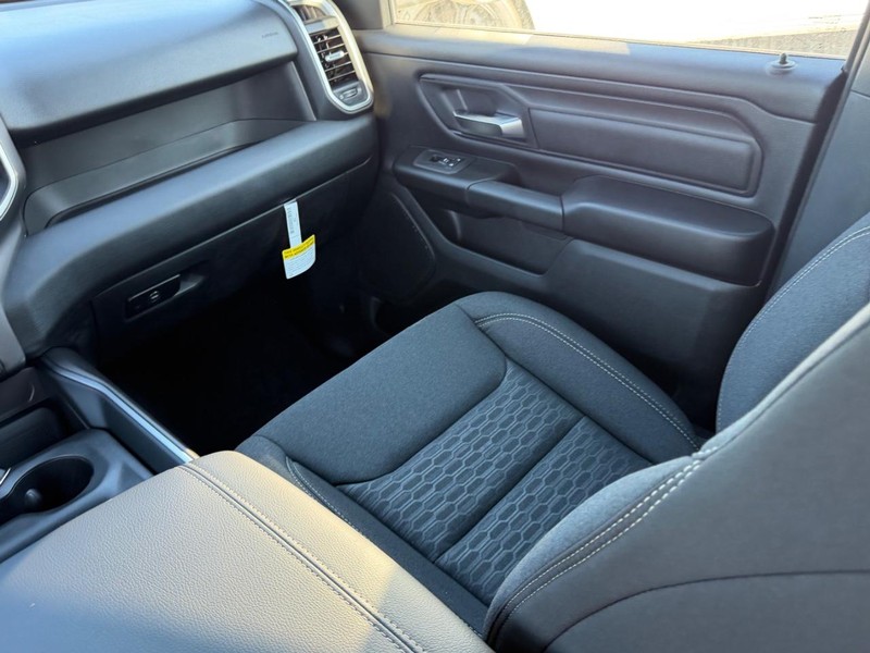 Ram 1500 Vehicle Full-screen Gallery Image 16