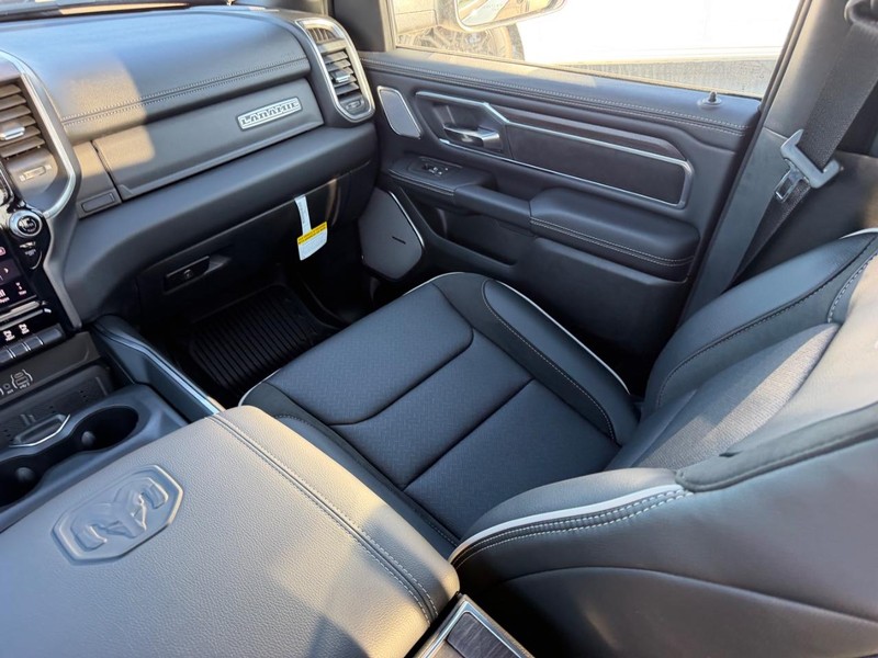 Ram 1500 Vehicle Full-screen Gallery Image 18