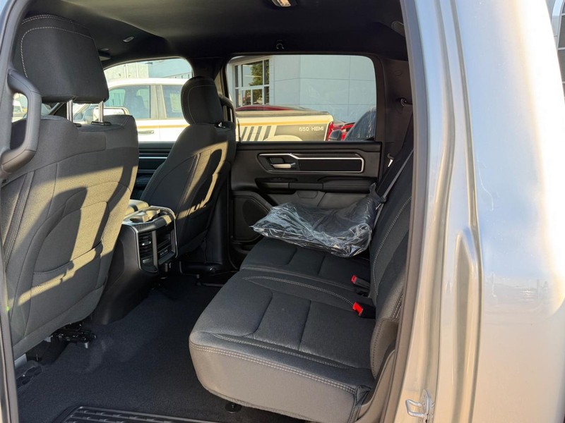 Ram 1500 Vehicle Full-screen Gallery Image 8