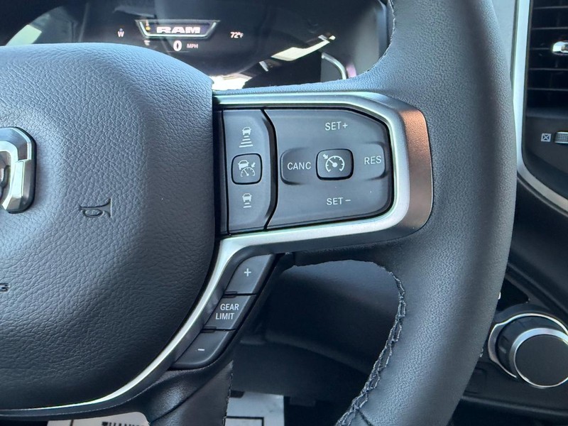 Ram 1500 Vehicle Full-screen Gallery Image 12