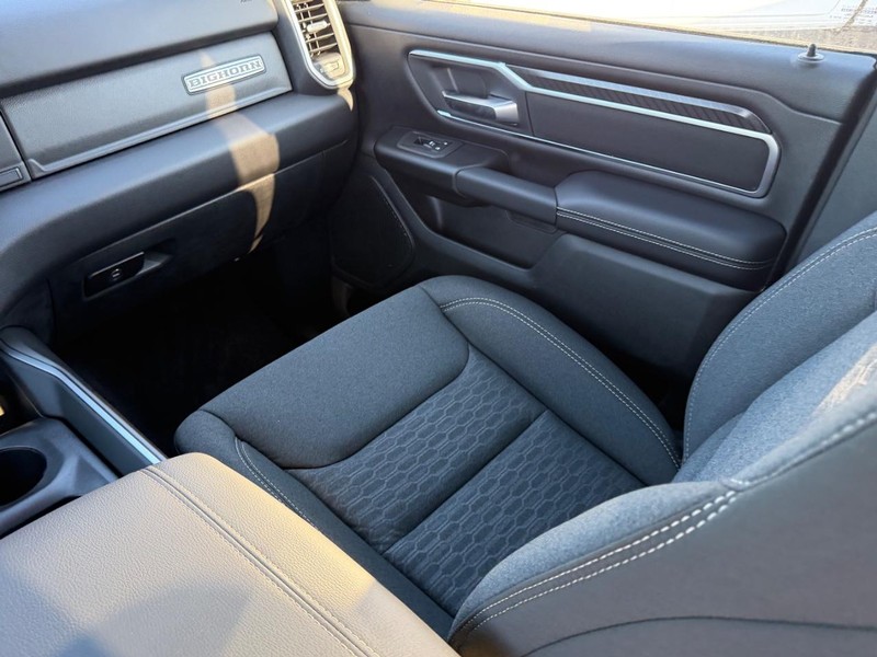 Ram 1500 Vehicle Full-screen Gallery Image 17