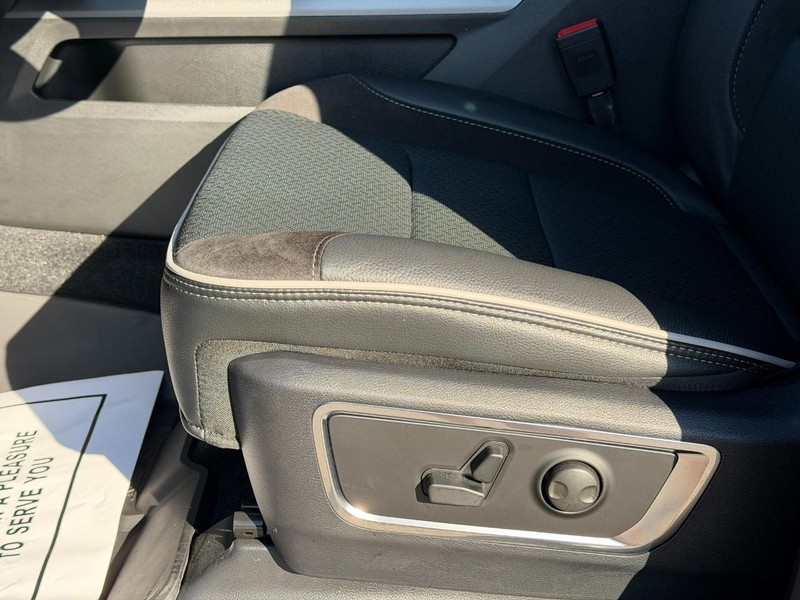 Ram 1500 Vehicle Full-screen Gallery Image 13