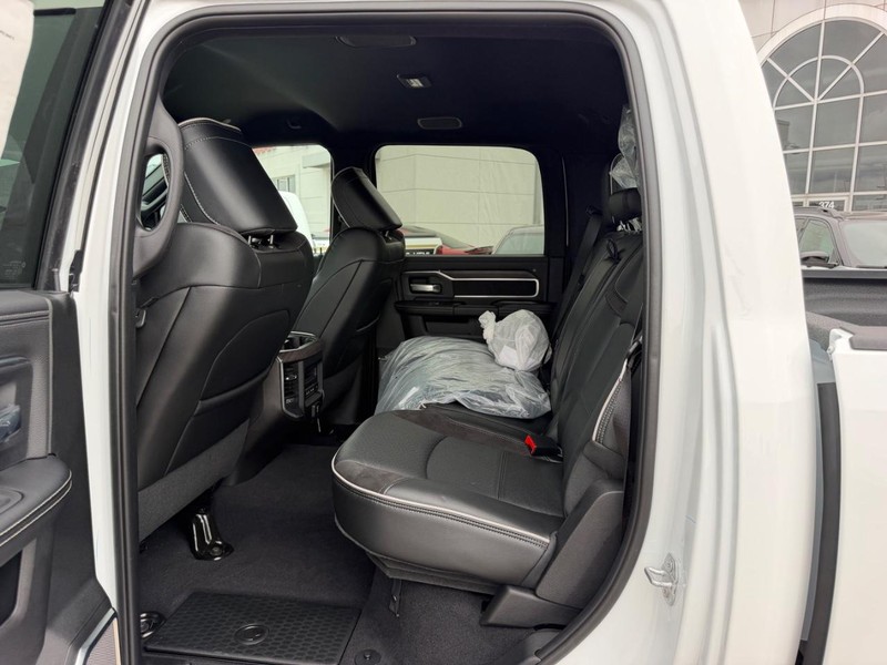 Ram 2500 Vehicle Full-screen Gallery Image 8