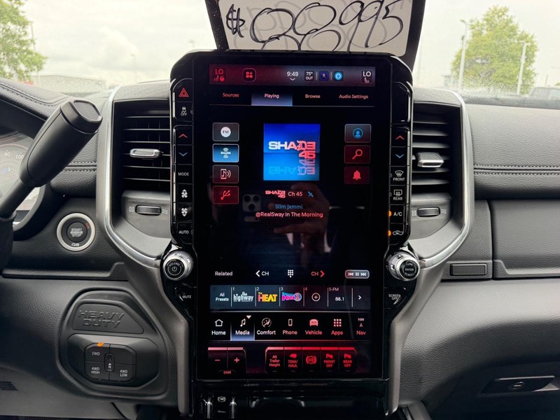 Ram 2500 Vehicle Full-screen Gallery Image 13