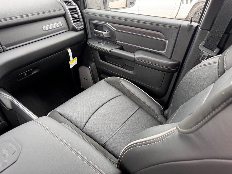 Ram 2500 Vehicle Full-screen Gallery Image 16